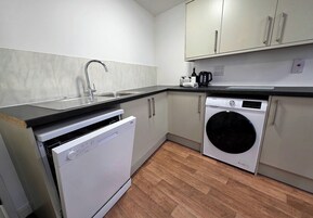 Frigorífico, microondas, horno y placa de cocina