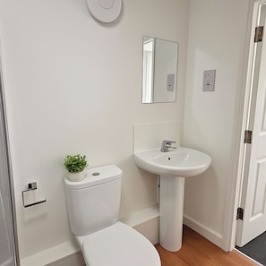 Chuveiro, toalhas de banho