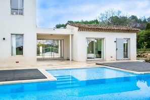 Pool - Céleste Luxury Heart Of – Modern Mountain-View Home with Wi-Fi & Air Conditioning (chateauneuf grasse)