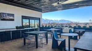 Outdoor dining - Landing | Stunning 2BD, Rooftop Lounge, Gym (Salt Lake City)