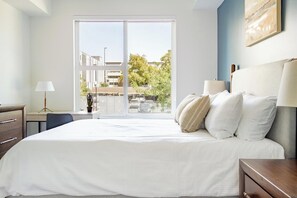 Desk, iron/ironing board, WiFi, bed sheets