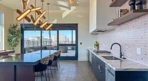 Refrigerador y comedor 