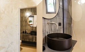 Douche, articles de toilette gratuits, sèche-cheveux, bidet