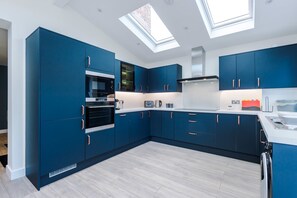 ثلاجة، ميكروويف، فرن، موقد طهي مسطح