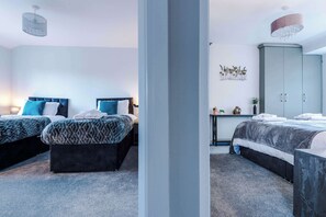 مكتب ومكواة/لوح كي وواي فاي وملاءات أسرّة