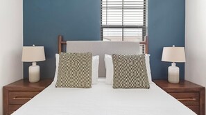 Escritorio, tabla de planchar con plancha, wifi y ropa de cama 