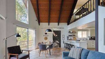 Comfort Chalet, Mountain View | Living area