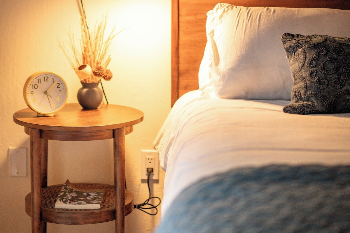 Comfort Chalet, Mountain View | Desk, laptop workspace, free WiFi