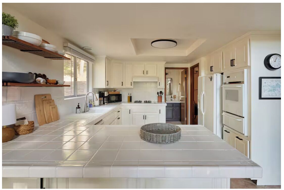 Full-size fridge, microwave, oven, stovetop