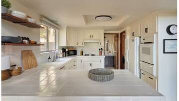 Full-size fridge, microwave, oven, stovetop