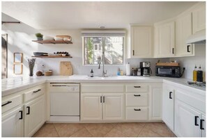 ثلاجة/مجمد بحجم كبير، ميكروويف، فرن، موقد طهي مسطح