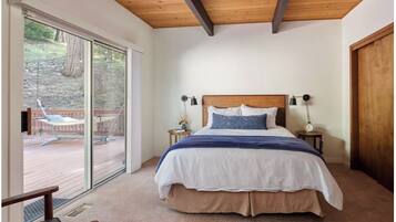 Desk, laptop workspace, free WiFi