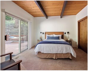 Desk, laptop workspace, free WiFi - Skyline Chalet (Cedar Glen)