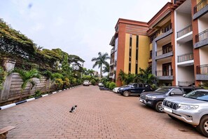 Property grounds - Serene oasis | stunning view | cosy & modern apt (Kampala)