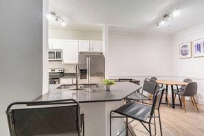 Réfrigérateur, tables à manger