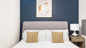Escritorio, tabla de planchar con plancha, wifi y ropa de cama 
