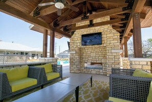 Terrace/patio - Landing | Spectacular 1BD, Pool, Gym (San Antonio)