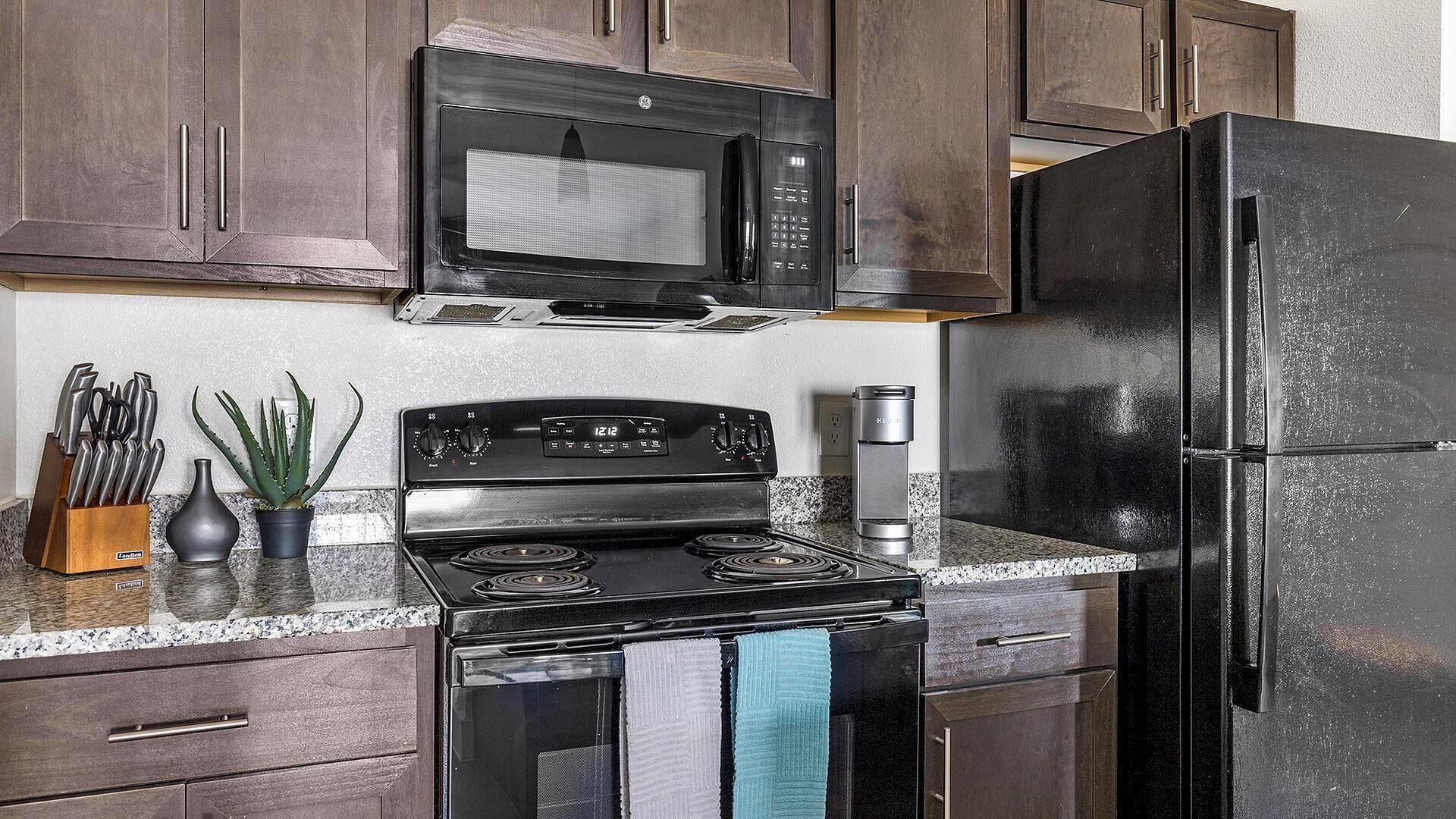 Jääkaappi, ruokailupöytä