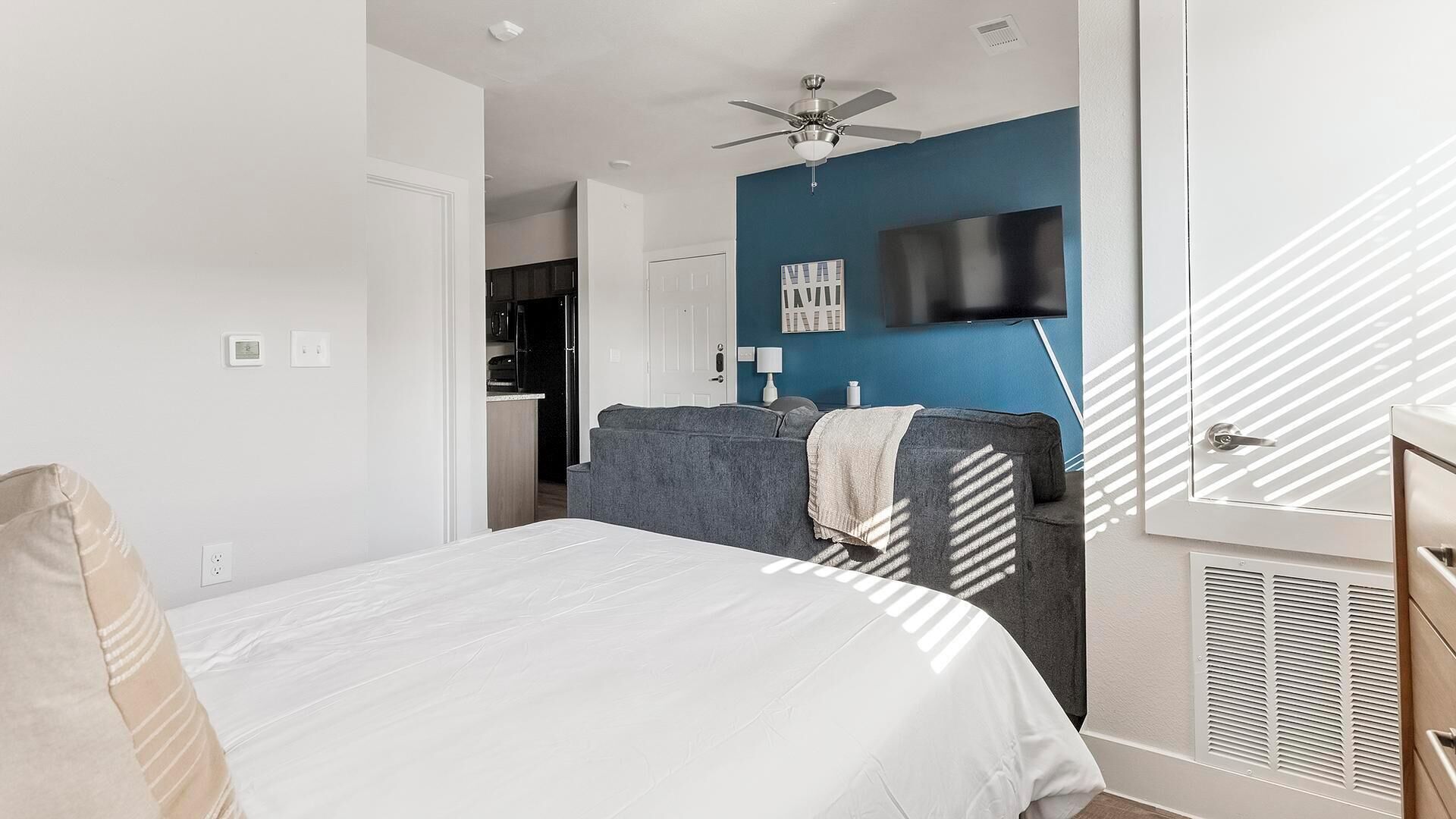 Landing | Spectacular Studio, Pool, Gym - San Antonio, TX