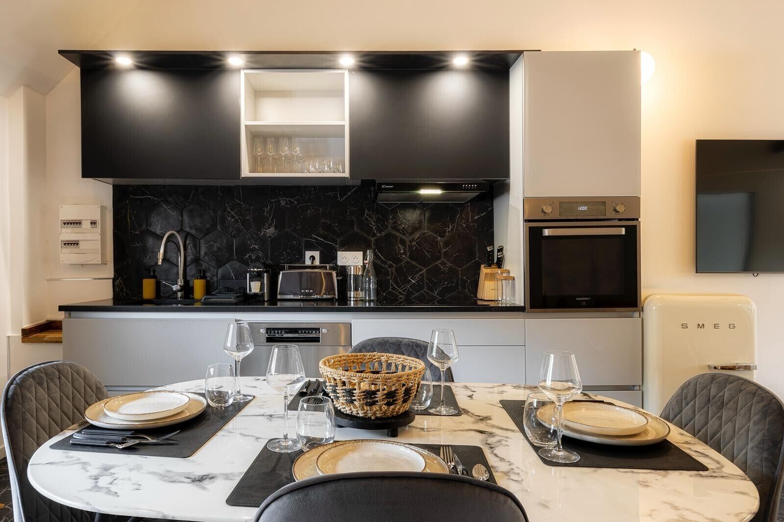 Réfrigérateur, micro-ondes, four, plaque de cuisson