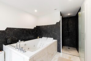 Douche, sèche-cheveux