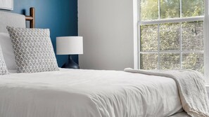 Escritorio, tabla de planchar con plancha, wifi y ropa de cama 