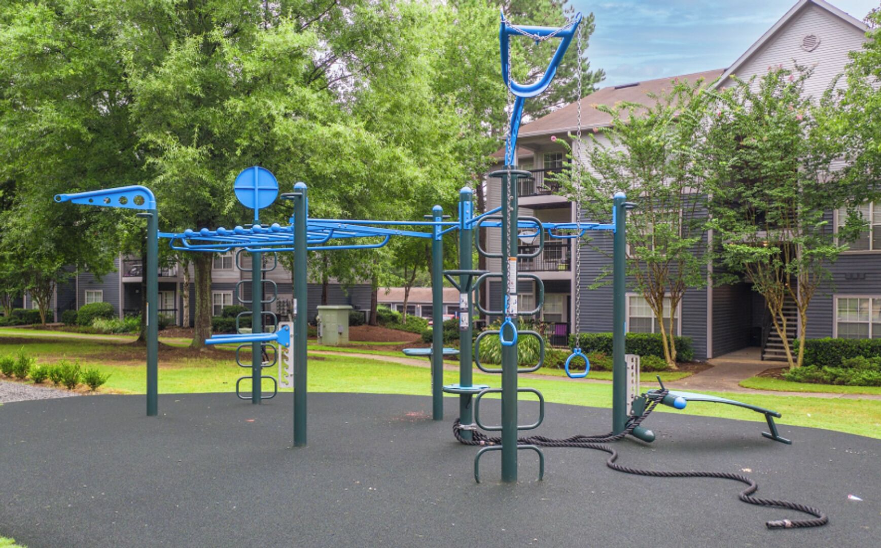 Un parque infantil con estructuras de escalada y cuerdas.