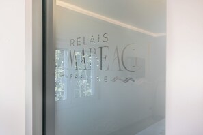A frosted glass window with the text "RELAIS MAREAGE" and "FREQUENCE" visible. - RELAIS ROMA BEACH (Fiumicino)