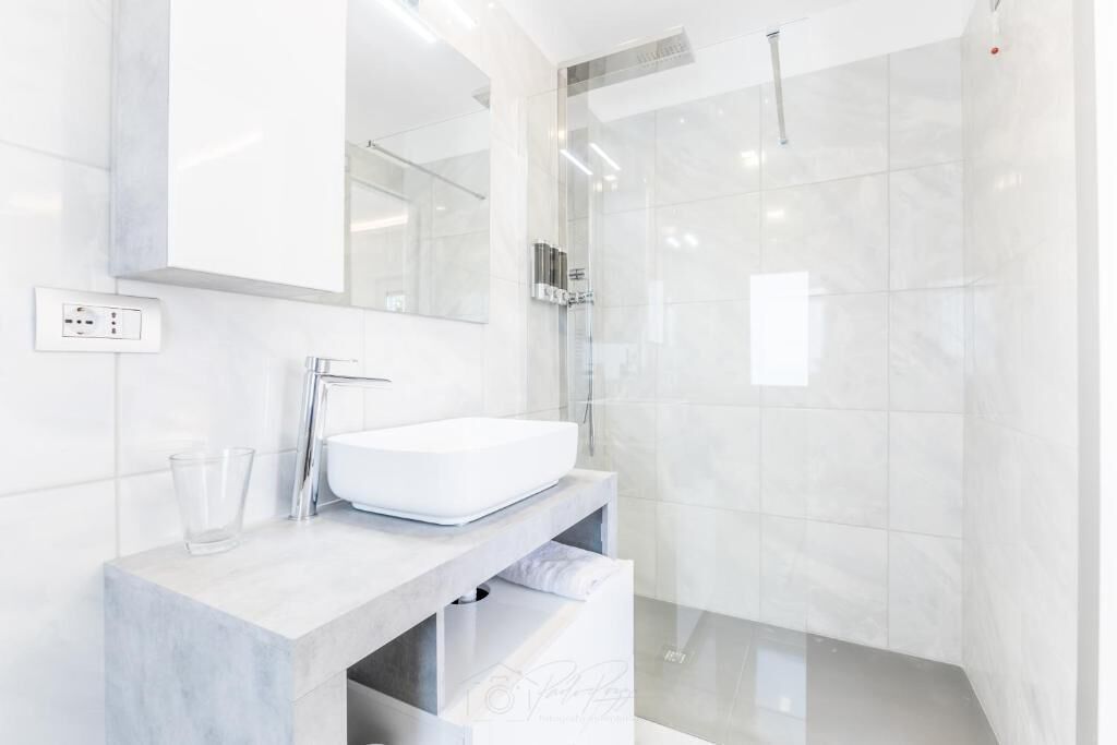 Chambre Double Luxe, vue jardin | Salle de bain | Douche, douche hydromassante, sèche-cheveux, chaussons