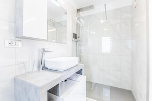 Chambre luxueuse double, vue sur le jardin | Salle de bain | Douche, pomme de douche hydromassante, séchoir à cheveux, pantoufles