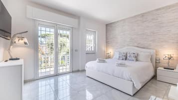 Deluxe Townhome, Balcony, Garden View | Frette Italian sheets, premium bedding, down comforters, pillowtop beds