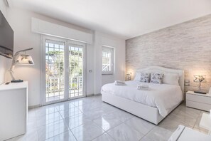 Deluxe Townhome, Balcony, Garden View | Frette Italian sheets, premium bedding, down comforters, pillowtop beds