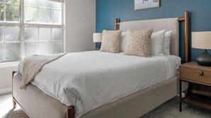Desk, iron/ironing board, WiFi, bed sheets - Landing | Chic 3BD, Gym, Clubhouse (Stockbridge)