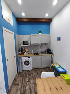 Fridge, stovetop, coffee/tea maker, electric kettle - Accommodation in the heart of Naples (Napoli)