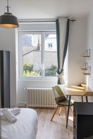 3 habitaciones, tabla de planchar con plancha, internet y ropa de cama 