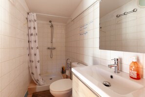 Shower, hair dryer, towels - Holiday Home 'Petite Maison' with Shared Pool, Communal Terrace and Wi-Fi (Carry-le-Rouet)