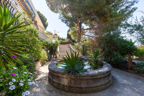 Property grounds - Holiday Home 'Petite Maison' with Shared Pool, Communal Terrace and Wi-Fi (Carry-le-Rouet)