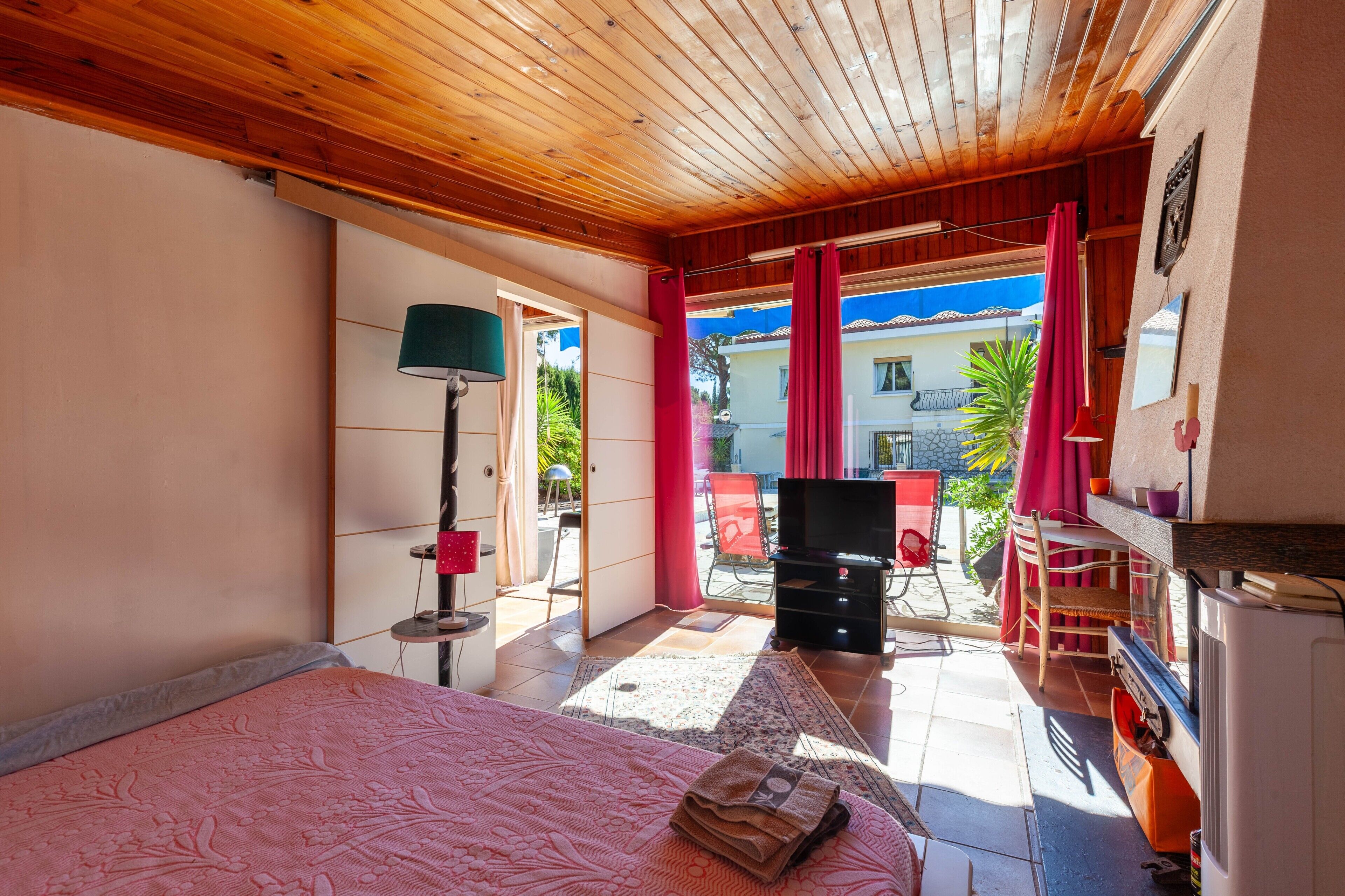 Tabla de planchar con plancha, wifi, ropa de cama