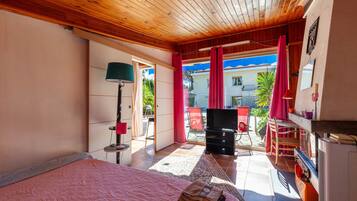 Tabla de planchar con plancha, wifi, ropa de cama