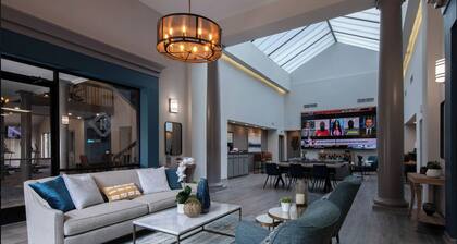 Landing | Incredible 2BD, Pool, Gym