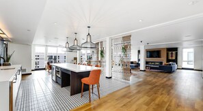 Interior - Landing | Chic Studio, Gym, Rooftop Lounge (Seattle)