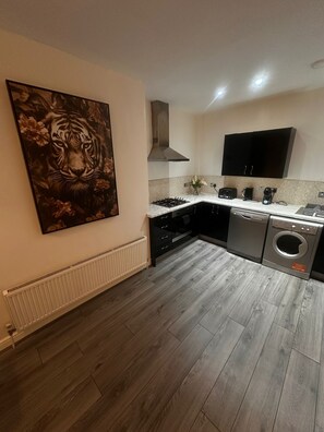 Fridge, microwave, oven, stovetop - Stunning 2 Bed 2 Bath City Centre Apartment Liverpool (Liverpool)