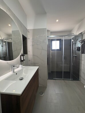 Nhà Duplex Deluxe, 2 phòng ngủ, hồ bơi riêng, quang cảnh núi | Phòng tắm | Buồng tắm vòi sen, vòi sen phun mưa, máy sấy tóc, khăn tắm 