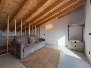 Dúplex Deluxe, balcó, vistes a la piscina | Roba de llit d'alta qualitat, cobrellits i caixa forta a l'habitació