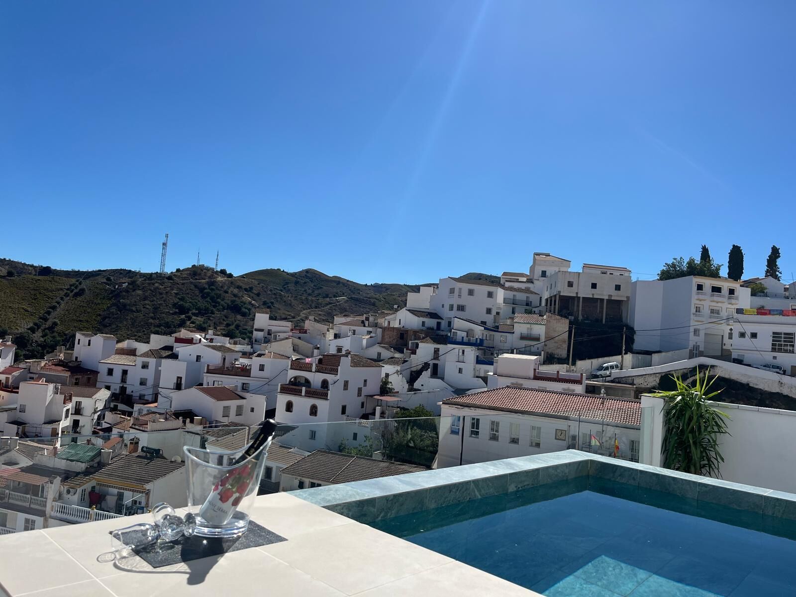 Deluxe-huoneisto, parveke, näköala uima-altaalle | Ulkopuoli