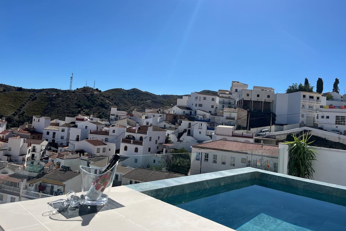 Deluxe-huoneisto, parveke, näköala uima-altaalle | Ulkopuoli