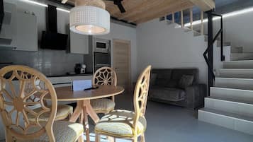 Deluxe maisonnette, 1 slaapkamer, privézwembad, uitzicht op bergen | Woonruimte | Een 32-inch smart-tv met digitale zenders