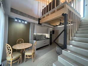 Dúplex Deluxe, balcón, vistas a la piscina | Zona de estar | Smart TV de 32 pulgadas con canales digitales