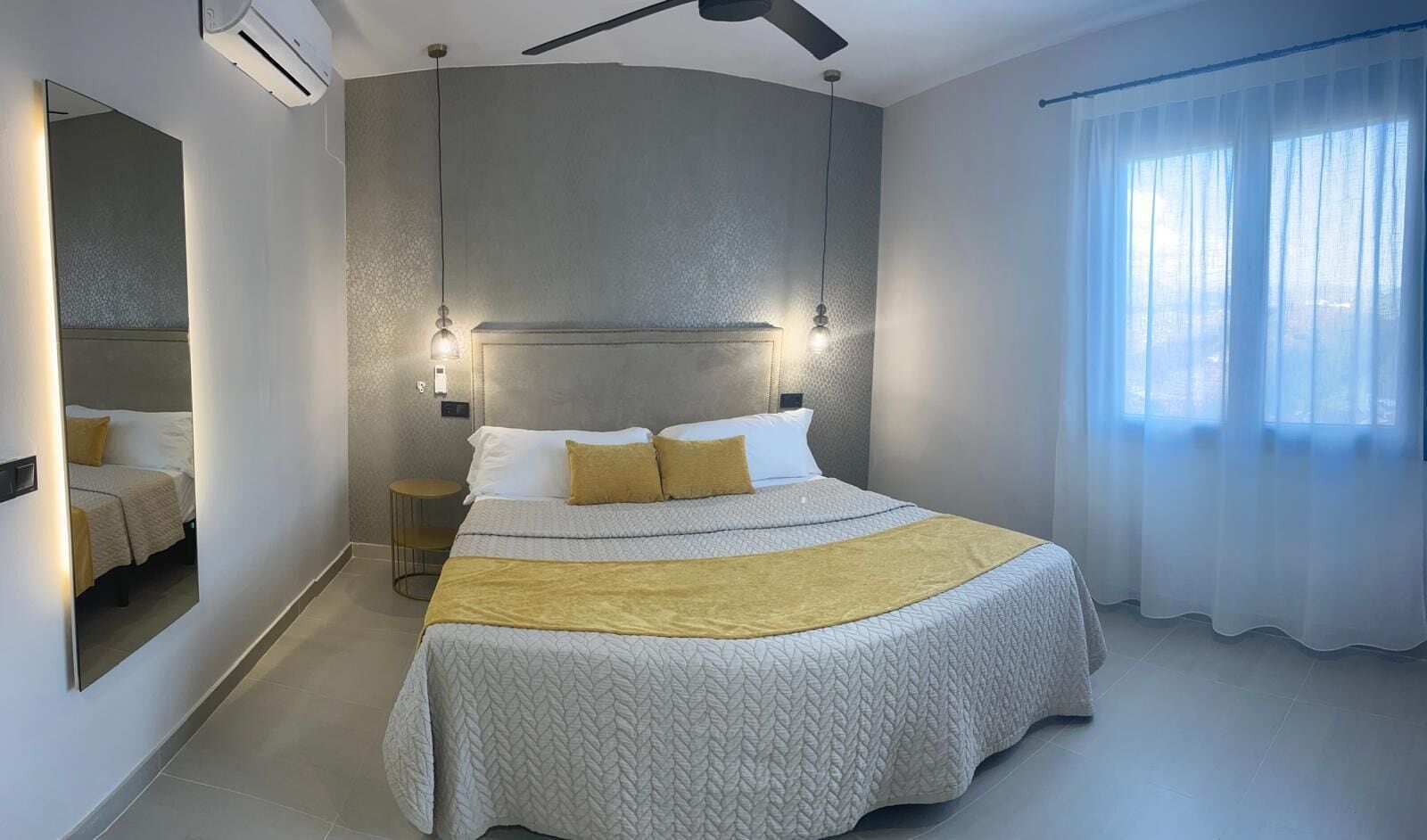 Dúplex Deluxe, 2 dormitoris, balcó, vistes a la piscina | Roba de llit d'alta qualitat, cobrellits i caixa forta a l'habitació 