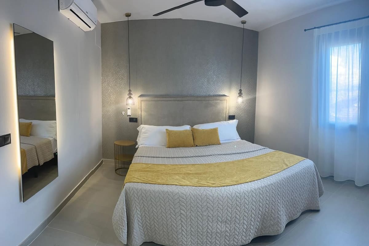 Dúplex Deluxe, 2 dormitoris, balcó, vistes a la piscina | Roba de llit d'alta qualitat, cobrellits i caixa forta a l'habitació